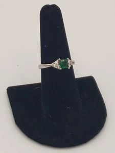 Sterling Silber 925 grüner Ring mit klaren Seitensteinen Größe 7 - Bild 1 von 11