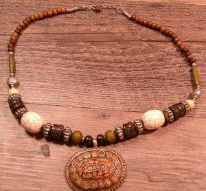Collana di perle con ciondolo toni terra - Foto 1 di 4