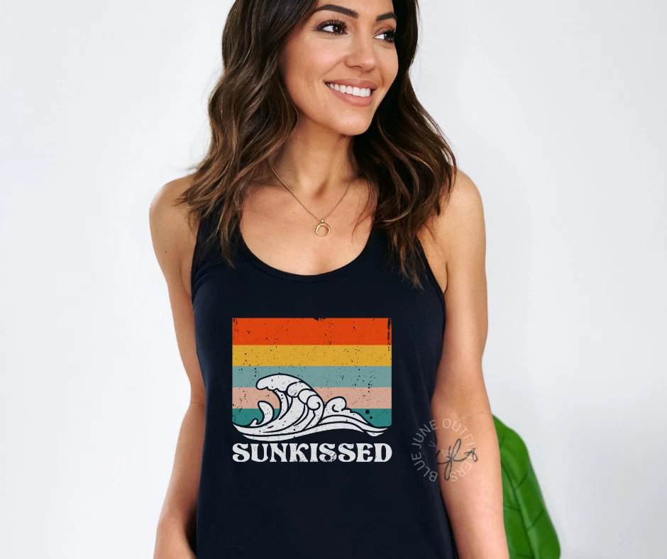 SUNKISSED CAMISETA SIN MANGAS ESPALDA DEPORTIVA PARA MUJER | CAMISETA SIN MANGAS DE PLAYA ONDAS RETRO | CAMISETA DE VACACIONES Foto 1 de 4