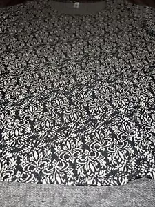 NEW Lularoe Classic T Shirt Top Black Ivory Ornate Ikat Medium 10/12 8/10 M 🦄 - Picture 1 of 12