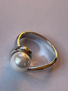 Elegant Silvertone Twist Swirl w Large High Set Faux Pearl Bead Band Ring Size 8 - Picture 1 of 10