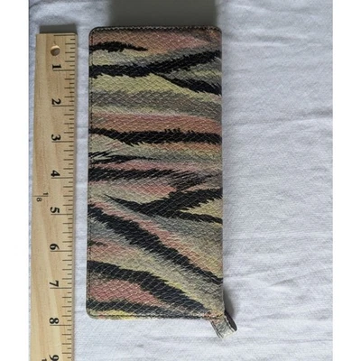 Cartera Lodis Multicolor Estampado Animal Doble Pliegue Cierre a Presión Dorado Brillo Usada en Excelente Condición Foto 1 de 4