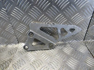 Suzuki  GSXR 750 1100 slingshot riders left side footrest hanger (1988 - 1992) - Picture 1 of 3