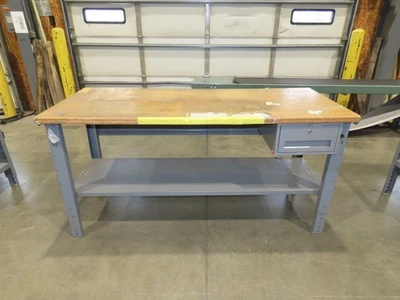 Mesa de banco de trabajo industrial Uline 72"x 30" tapa de madera compuesta con cajón Foto 1 de 4