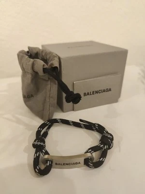 Pulsera Balenciaga para Hombres Placa Cuerda Negra Talla Libre Precio de venta sugerido por el fabricante $325 Foto 1 de 4