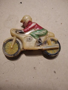 MOTO DA CORSA (CON TEMPERINO) - PLASTICA- LUNGHEZZA 7 CM- HONG KONG ANNI'70 - Foto 1 di 4