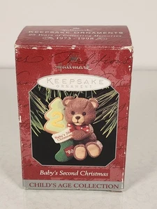 Hallmark Keepsake ornamento orsacchiotto secondo Natale 1997 bambino  - Foto 1 di 13