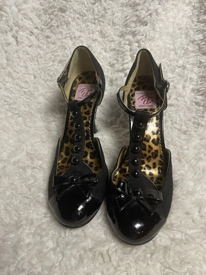 Pin Up Couture синтетический патент и замша черный TStrap туфли бант и драгоценности акцентSZ10. - Изображение 1 из 4