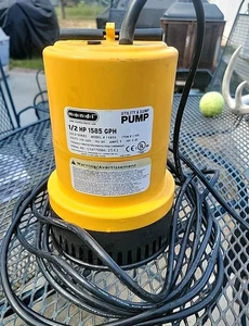 Bomba utilitaria y sumidero Mondi 1585X Gold Series con 2 accesorios de manguera (usada) - Imagen 1 de 3