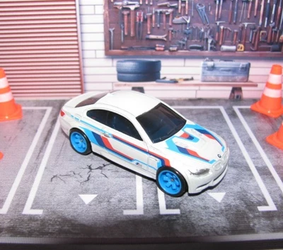 BMW M3 2025 Hot Wheels blanco con rayas rojas/azules, con cambio de rueda de pilotos reales Foto 1 de 4