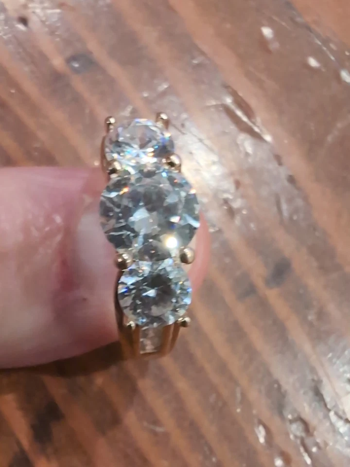 Anillo de compromiso Diamonique Celebrate de oro macizo de 14 quilates redondo de tres piedras circonita cúbica Foto 1 de 4