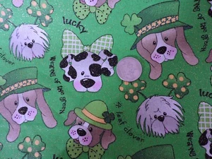Cachorros 100 % tela de algodón del día de San Patty en verde brillante - por yarda - Imagen 1 de 4