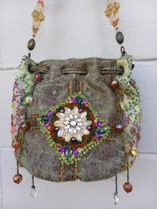 MARY FRANCES Designer Kordelzug Handtasche Crossbody Bucket Bag Boho grün Perlen - Bild 1 von 17
