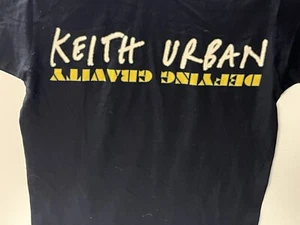 Camiseta de concierto Keith Urban Defying Gravity (L) mercancía real de concierto ¡NUEVA! - Imagen 1 de 2