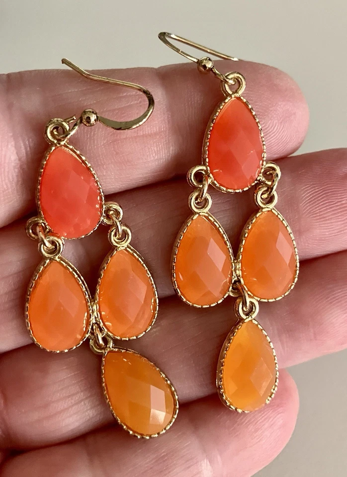 Pendientes colgantes vibrantes de piedra de cornalina dorada y naranja Foto 1 de 4
