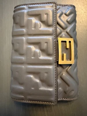 Cartera FENDI Baguette FF Zucca Logo Cuero Repujado Plegable 2022 Foto 1 de 4