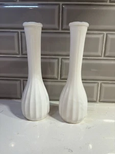 Vintage CLG Co weiß Milchglas gerippter Körper gewellter Rand Blumenknospe Vase 8,5 - Bild 1 von 3
