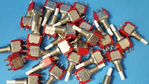 2PCS- PUSHBUTTON SWITCH, C&K, 8168SHZQ, ON-(ON), 6A, 120VAC, SPDT SOLDER - Picture 1 of 3