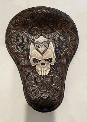 Picadora, asiento bobber 100 % mecanizada y cosida a mano. Cara de calavera de filigrana marrón/negro Foto 1 de 4