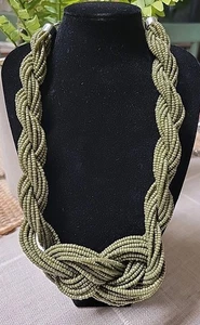 Collar de cuentas de semillas retorcidas verde oliva vintage con diseño de nudo en la parte delantera - Imagen 1 de 5