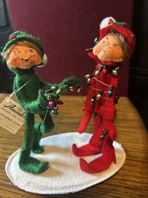 Annalee 2021 ~ Navidad ~ 5" ~ Rojo y verde ~ "Elfos atados" ~ #511421 ~ Nuevo con etiquetas Foto 1 de 4