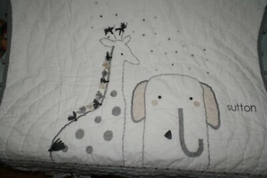 Edredón orgánico Pottery Barn para niños pequeños "Sutton" bordado elefante jirafa - Imagen 1 de 7