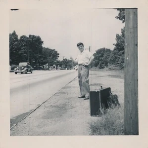 Schnappschuss Vintage Foto junger Mann Trampen Koffer Oldtimer Straße Reise - Bild 1 von 6