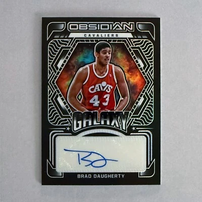 2021-22 Panini Obsidian Galaxy #39 Brad Daugherty Auto Cavaliers/149 Foto 1 de 2