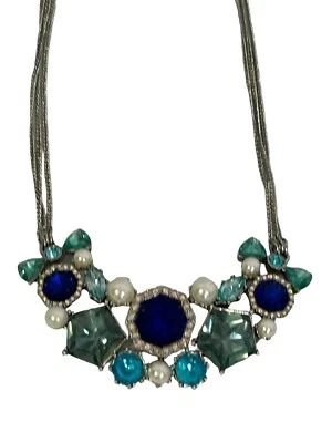 Collar Betsey Johnson azul, perlas de imitación verde azulado, pedrería, lazos, plateado firmado Foto 1 de 4