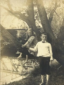 RPPC Postkarte süßes kleines Mädchen Eisenbahn Brücke Junge Hut Fliege Foto Malden MA - Bild 1 von 4