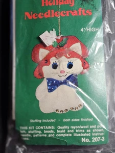 Vintage Titan Holiday Needlecrafts Felt Ornament Kit Cat NIP sealed 4" tall - Bild 1 von 4