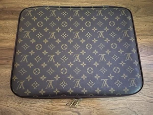 LOUIS VUITTON LAPTOP SLEEVE - Photo 1/17