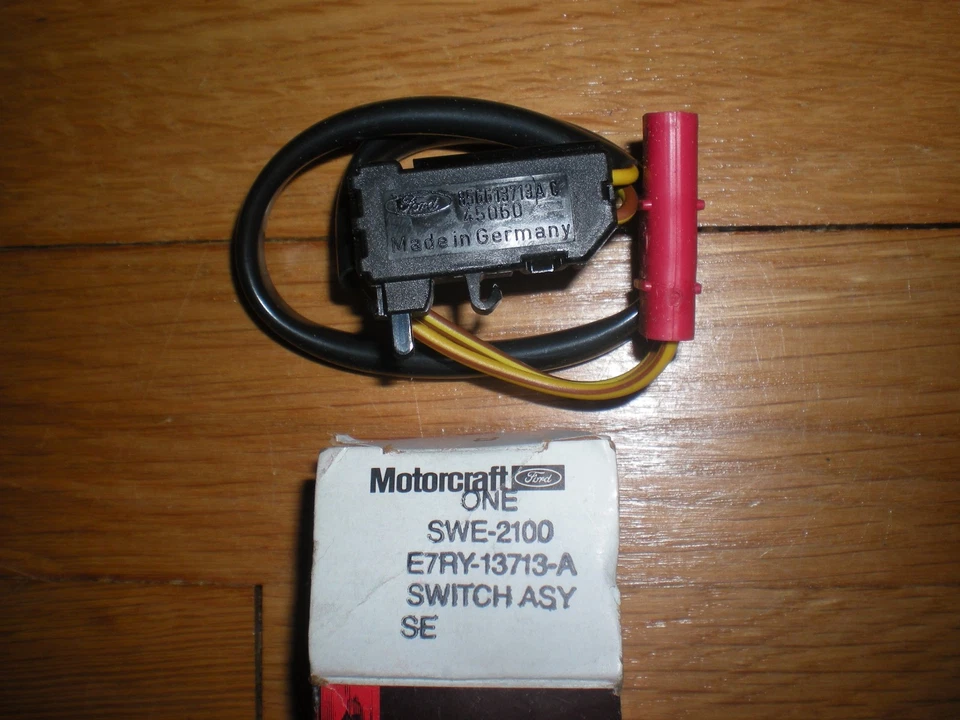 NOS 1988 1989 MERKUR SCORPIO POWER DOOR LOCK COURTESY SWITCH - Image 1 of 1