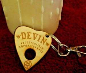 Portachiavi planchette in legno con il tuo nome su di esso | inciso personalizzato Halloween - Foto 1 di 5