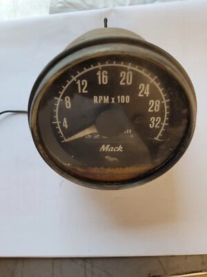 Tacómetro mecánico vintage Mack Truck 3500 RPM con medidor de horas de motor Foto 1 de 4