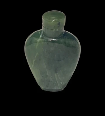 Garrafa de rapé jade verde espinafre chinesa do século XIX forma de pá cônica - Imagem 1 de 4