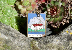 VINTAGE ENAMEL AUTOMOBILE CAR KEYCHAIN # STRIPSENJOCH HOUSE 1580M AUSTRIA - Picture 1 of 2