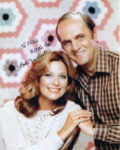 BOB NEWHART HAND SIGNED 8x10 PHOTO+COA      LOVELY POSE+MARY FRANN      TO CHRIS Cover