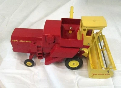 Vintage 1968 Ertl 1:32nd Scale New Holland 995 Sperry Rand Combine #750 - Image 1 of 4