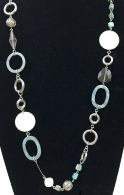 Collar Lia Sophia "Victoria" Madreperla, Resina y Cuentas de Vidrio Tono Plata  Foto 1 de 3