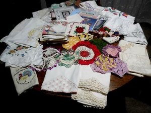 Vintage Posten 113 Deckchen Taschentücher Kufen Spulen Topflappen Kissenbezug Handarbeit - Bild 1 von 24