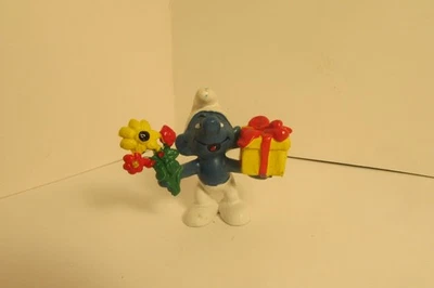 Smurfs Present & Flowers Smurf PVC Figure 20040 Original Vintage 80s Smurf NICE - Image 1 of 3