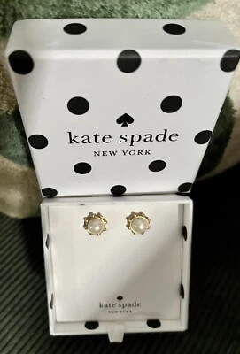 Pendientes postes de perlas pequeñas Kate Spade con caja de regalo Foto 1 de 2