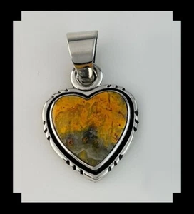 Colgante hecho a mano con corazón de jaspe de ley y abejorro - Imagen 1 de 10