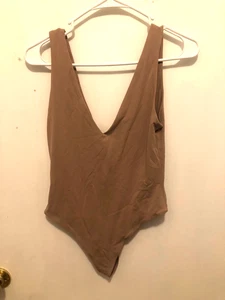 Body Babaton Sin Mangas Talla Mediana Profundo Cuello en V y Espalda Beige Tanga Espalda - Imagen 1 de 1