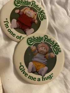 Juego De Colección De 2 Prendedores Cabbage Patch Niños Años 80’s Give Me A Hug I’m One Of A Kind - Imagen 1 de 4