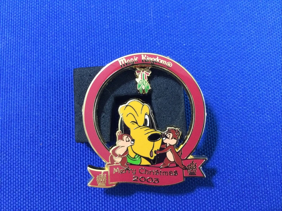 Prendedor Disney WDW Feliz Navidad Magic Kingdom Pluto Chip & Dale Mistletoe 2003 Foto 1 de 2