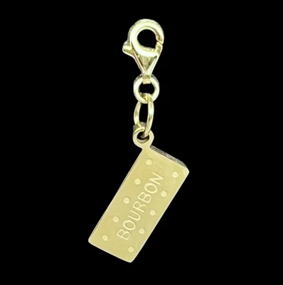 Dije de galleta bourbon chapado en oro de 18 quilates y broche de plata de ley 925 en caja Foto 1 de 3