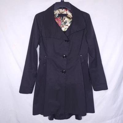 Trench coat feminino Steve Madden pequeno preto chuva - Imagem 1 de 4