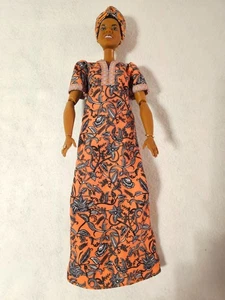 Barbie Inspiring Women Maya Angelou bambola Mattel 2021 sciolta-senza scarpe-COME DA FOTO - Foto 1 di 6